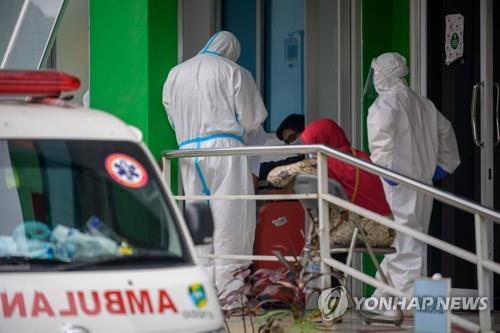 코로나19 환자 이송하는 인도네시아 의료진 [AFP=연합뉴스]
