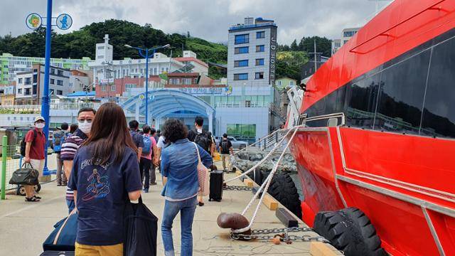 지난달 28일 경북 울릉군 소재 한 여객선 터미널에 도착한 승객들이 이동하고 있다. 윤한슬 기자