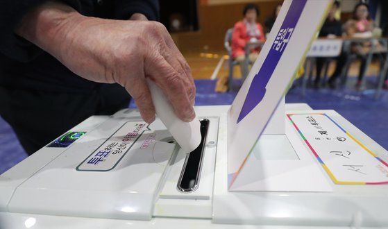 지난 2019년 4·3 보궐선거를 치른 전북 전주시(라선거구)에서 한 시민이 투표용지를 함에 넣고 있다. [뉴스1]