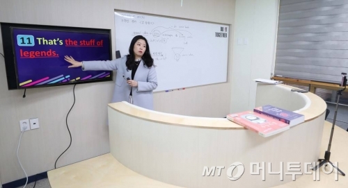 4월 2일 인천 서구 초은고등학교에서 선생님이 코로나19 대응 수업 영상을 녹화하고 있다. / 사진=인천=이기범 기자 leekb@