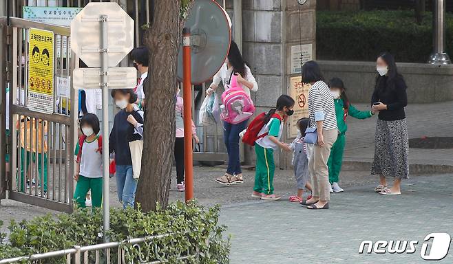 서울 한 초등학교에서 학생들이 하교하고 있다. 2020.9.21/뉴스1 © News1 안은나 기자