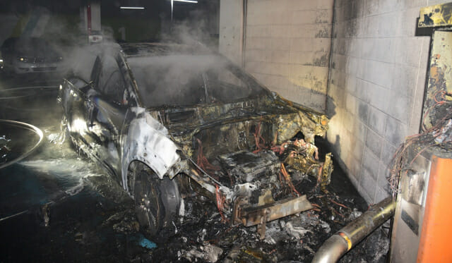 4日午前、大邱達城たマンションの地下駐車場でコナ電気自動車火災事故が起きた。 火災車両は、現在全焼され、国立科学捜査員が、現在捜査中である。 （写真=達成消防署提供）