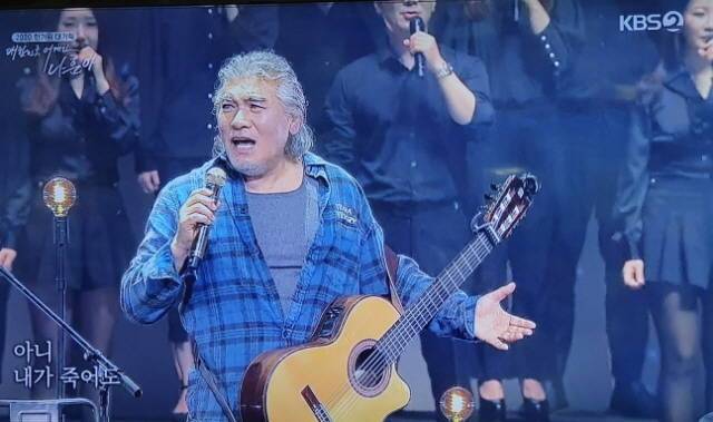 나훈아가 부른 신곡 '테스형'은 인생에 대한 깊이 있는 가사와 쉬운 멜로디로 열창한 뒤 단박에 전 국민적 메아리를 울렸다. 도입부에서 심수봉이 부른 '백만송이 장미'와 리듬이 매우 흡사하다. /'나훈아 어게인' 방송 캡쳐