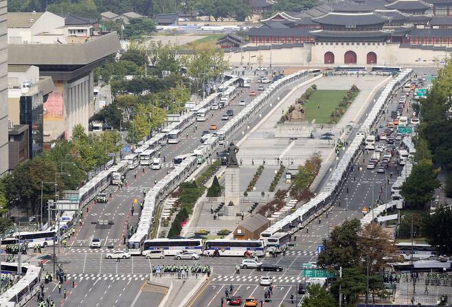 개천절인 지난 3일 집회 원천 봉쇄를 위해 서울 광화문 도로에 경찰 버스가 줄지어 서 있다. /연합뉴스