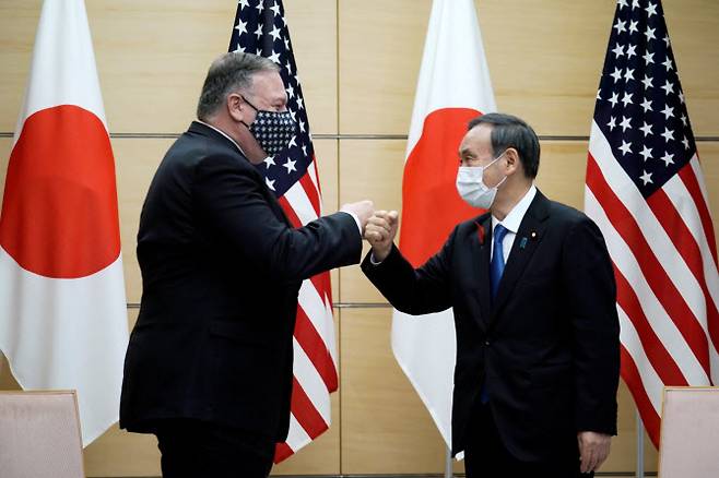 폼페이오 미 국무장관이 6일 오후 일본 총리관저에서 쿼드 회의 전 스가 총리를 예방했다 (사진=AFP)