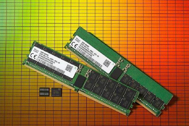 SK하이닉스가 세계최초로 출시한 2세대 10나노급(1ynm) DDR5 D램(사진=SK하이닉스 제공)
