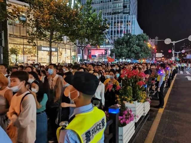 중국 광저우의 한 식당 앞에 줄 선 대기자들의 모습. 질서 유지를 위해 경찰까지 나섰다.