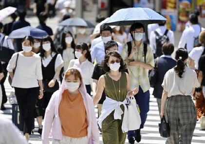 일본 도쿄도(東京都) 신주쿠(新宿)구에서 마스크를 쓴 사람들이 횡단보도를 건너고 있다. [사진=연합뉴스]