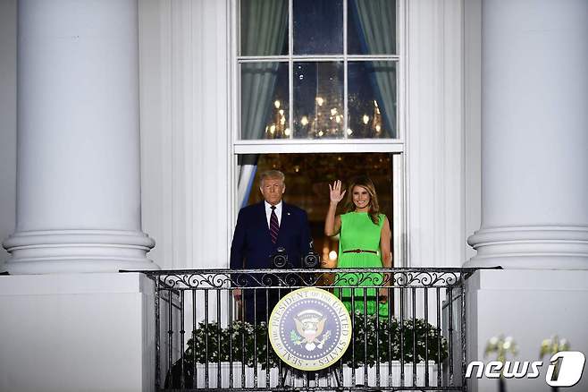 도널드 트럼프 미국 대통령과 부인 멜라니아 여사가 워싱턴 백악관에서 보습을 보이고있다. © AFP=뉴스1