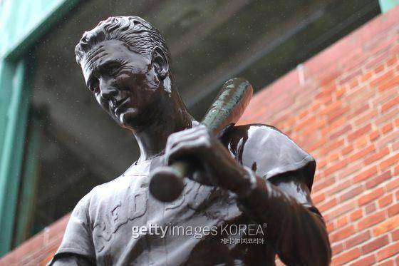 보스턴 펜웨이파크에 위치한 테드 윌리엄스 동상. Gettyimages