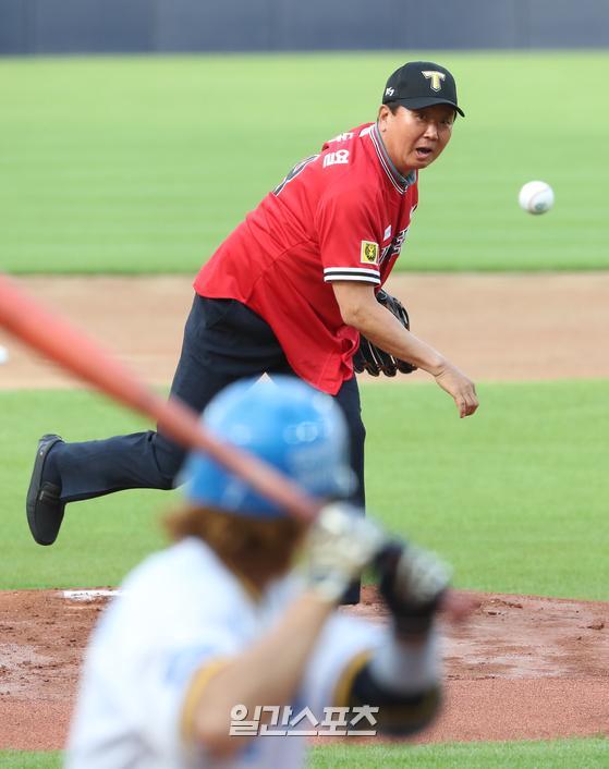 선동열 전 야구국가대표팀 감독이 지난 7월 열린 KIA와 삼성의 경기에서 시구하고 있다. IS포토