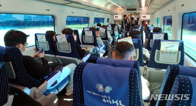 [서울=뉴시스]홍찬선 기자 = 지난 6일 오전 승객들이 공항철도 일반노선에 투입된 고급형 직통열차를 타고 출근길을 서두르고 있다. 2020.10.07. mania@newsis.com