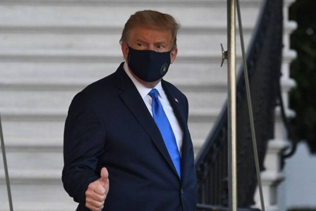 도널드 트럼프 미국 대통령이 2일(현지시간) 워싱턴DC 인근 메릴랜드주 월터 리드 군병원으로 이동했다./사진=AFP 연합뉴스