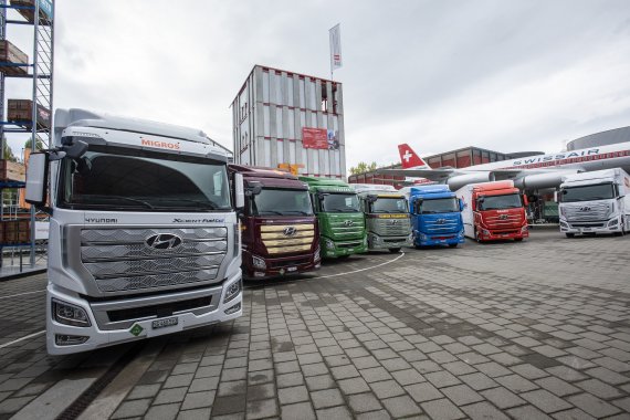 현대자동차 ‘엑시언트 수소전기트럭’ 7대가 고객인도 전달식을 위해 스위스 루체른 교통박물관 앞에 서 있다. 사진=현대차