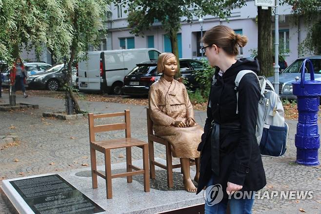 베를린 거리에 설치된 소녀상을 바라보는 시민 (베를린=연합뉴스) 이광빈 특파원 = 지난 25일(현지시간) 독일 수도 베를린에 설치된 '평화의 소녀상'을 지나가던 시민이 바라보고 있다. 2020.9.27 lkbin@yna.co.kr