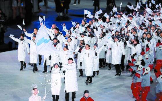 지난 2018년 2월 강원도 평창올림픽스타디움에서 열린 평창동계올림픽 개회식에서 남북한 선수단이 한반도기를 흔들며 입장하고 있다. 뉴스1
