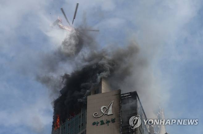 울산 아파트 화재 진화하는 헬기 (울산=연합뉴스) 김용태 기자 = 8일 오후 울산시 남구 한 주상복합아파트에서 난 화재가 9일 오전까지 꺼지지 않아 헬기가 동원돼 진화 작업을 하고 있다. 2020.10.9 yongtae@yna.co.kr