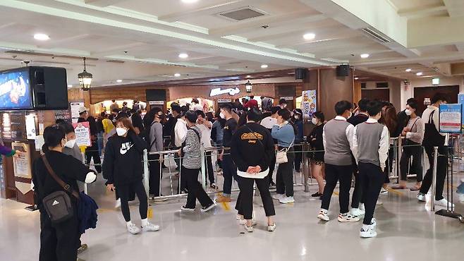 9일 오후 1시 30분쯤 서울 롯데월드의 인기 롤러코스터 '후렌치 레볼루션'에 100여명의 고객이 길게 줄을 서 있다. 대기 시간은 약 40분이 소요됐다. /원우식 기자