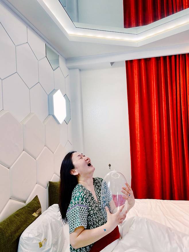 지난봄 제주의 한 모텔에서. 김비 제공