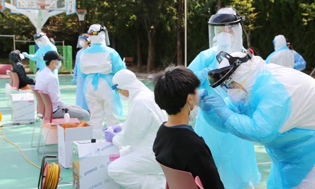 (9일 오전 대전 서구 둔원고등학교에 마련된 선별진료소에서 학생들이 신종 코로나바이러스 감염증(코로나19) 검사를 받고 있다. 뉴스1