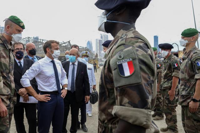 지난달 1일 에마뉘엘 마크롱(왼쪽 네 번째) 프랑스 대통령이 자국 군병력이 투입된 레바논 베이루트 항구 재건 현장을 둘러보고 있다. 베이루트=AP 연합뉴스