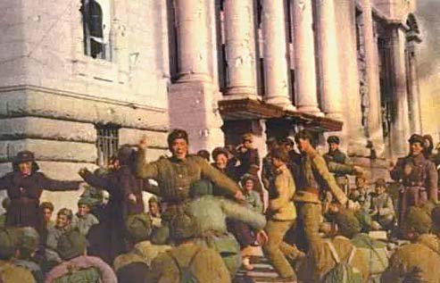 1951년 1월 4일 옛 중앙청 앞. 서울을 점령한 중공군(주력 39군 116사단)이 환호하고 있다. [중앙포토]