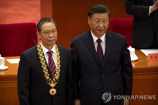 '코로나 유공자' 중난산에 새로 공화국 훈장 주는 시진핑 중국 국가 주석 (베이징 AP=연합뉴스)