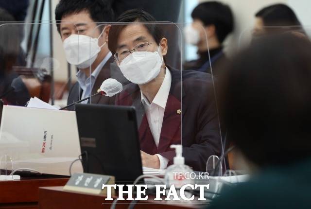 조경태 국민의힘 의원이 지난 7일 국회에서 열린 교육위원회 국정감사에서 유은혜 교육부 장관에게 중국의 한국사 왜곡 문제를 조목조목 지적했다. 조 의원이 이날 국감에서 유 장관에게 질의하는 모습. /이새롬 기자
