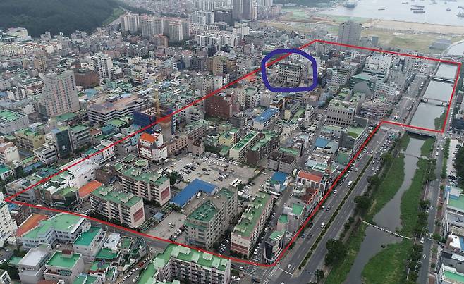 경남 거제 고현1지구 도시재생사업 구역 항공사진. 파란색 동그라미 안 건물은 거제관광호텔 ©거제시