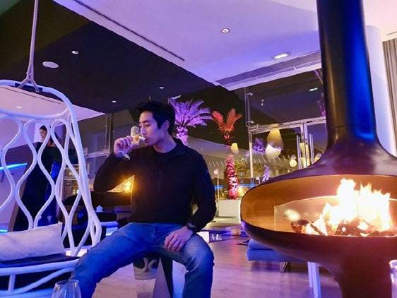 이근 대위가 자신의 과거 성추행 혐의가 알려져 세간이 떠들썩한 가운데 13일 오후 인스타그램에 “CHEERS”(건배)라며 올린 사진