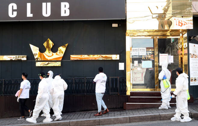 이태원 상인들이 지난 5월 20일 서울 용산구 이태원 클럽거리에 있는 킹클럽 앞을 꼼꼼하게 방역하고 있다.(사진=뉴스1)