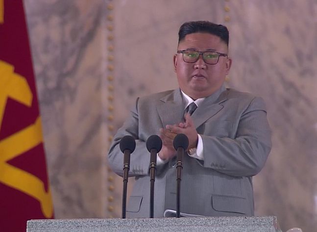 김정은 북한 국무위원장이 지난 10일 오후 노동당 창건 75주년 경축 열병식에서 박수를 치고 있다.ⓒ조선중앙TV 캡쳐