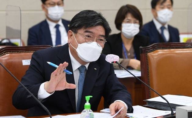 국감 답변하는 김용진 국민연금공단 이사장. 연합뉴스 제공