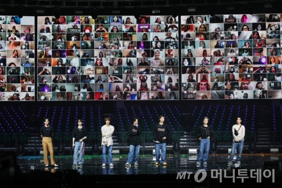 그룹 방탄소년단(BTS)이 10일 오후 온라인 생중계로 진행된 콘서트 '맵 오브 더 솔 원'(MAP OF THE SOUL ONE)에서 화려한 무대를 펼치고 있다. /사진제공=빅히트엔터테인먼트
