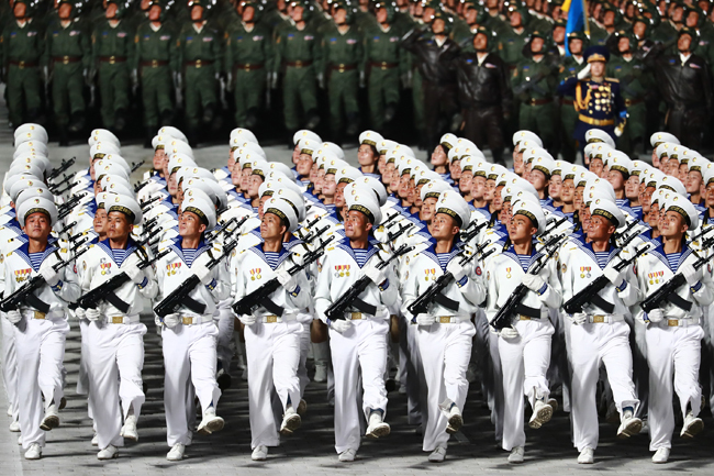 10월 10일 노동당 창건 75주년 열병식에 참석한 북한 해군이 신형 총기를 들고 있다. 이 신형 총기는 중국 인민해방군 단축형 불펍식 소총 QBZ-95B와 외관이 거의 같다. [노동신문=뉴스1]