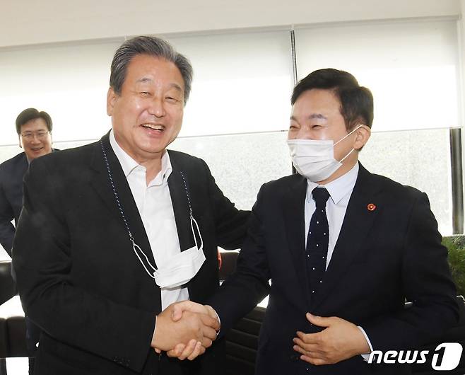 원희룡 제주지사(오른쪽)와 김무성 전 의원이 15일 오후 서울 마포 현대빌딩에서 열린 더좋은세상으로(마포포럼)에서 인사하고 있다. 2020.10.15/뉴스1 © News1 신웅수 기자