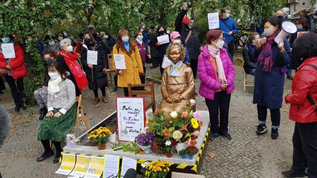 13일 독일 수도 베를린에서 시민들이 거리에 설치된 '평화의 소녀상'에 대한 당국의 철거 명령에 항의하기 위해 미테구청 앞에서 시위를 벌이고 있다. 베를린=연합뉴스