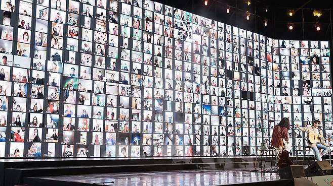 온라인으로 가수 윤도현의 공연을 관람하는 강동구 주민 600명