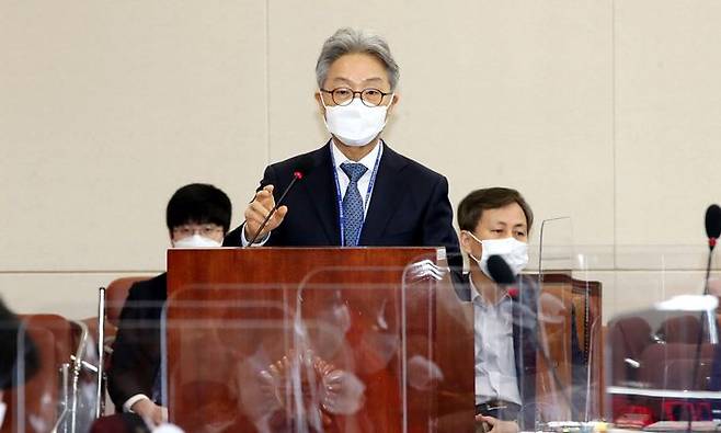 김명중 한국교육방송공사 사장이 15일 국정감사에서 업무보고를 하고 있다. (사진=연합뉴스)