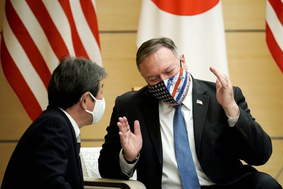 지난 6일 일본을 방문한 마이크 폼페이오 미국 국무장관(오른쪽)이 모테기 도시미쓰 외무상과 회담을 하고 있다. [로이터=연합뉴스]