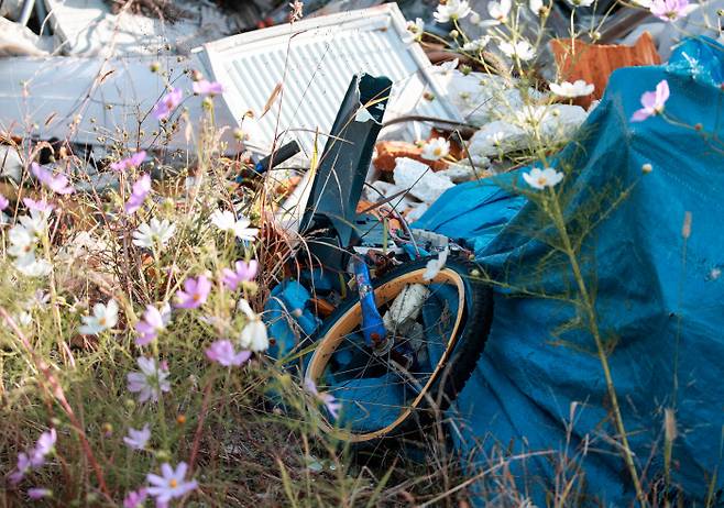 불법으로 버려진 쓰레기에는 건축 자재와 산업 폐기물도 있지만 대부분 우리의 실생활에서 사용되는 물건들로 이뤄져있다.