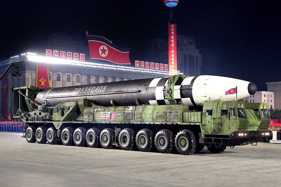 10일 열병식에서 처음 공개한 신형 ICBM은 화성-15형이 실렸던 9축(18바퀴) 이동식 발사차량(TEL)보다 길어진 11축(바퀴 22개)에 실렸다. 북한은 신형 ICBM을 열병식 마지막 순서에 공개했다. [노동신문=뉴스1]