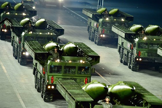 10일 열병식에선 신형 단거리 미사일도 모습을 드러냈다. 러시아 이스칸데르 미사일과 유사한 형태의 단거리 탄도미사일도 공개했다. [노동신문=뉴스1]