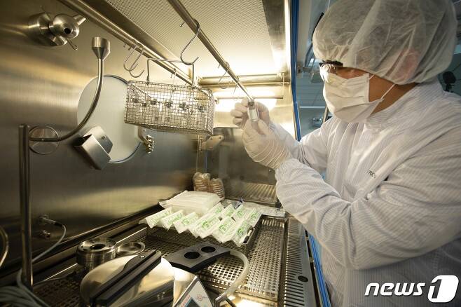 셀트리온 연구진이 코로나19 치료 항체 개발 연구를 하고 있다(제공 : 셀트리온). © 뉴스1