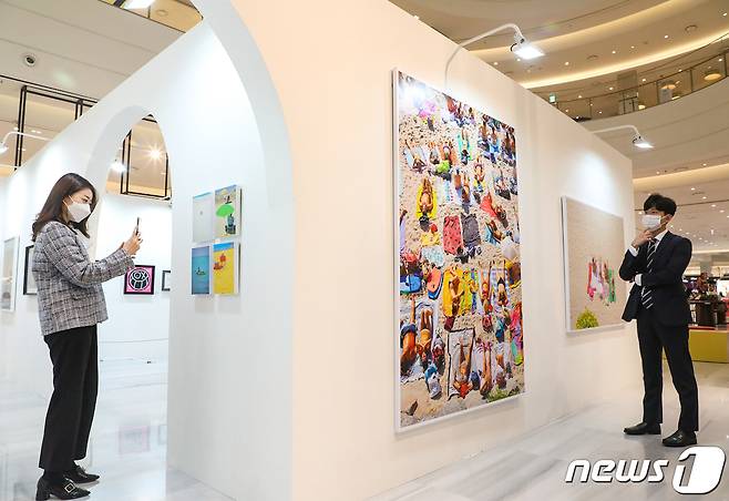 11일 오전 현대백화점 판교점 1층 열린 광장에서 고객들이 전시된 예술 작품을 감상하고 있다.(현대백화점 제공) 2020.10.11/뉴스1