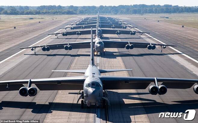 이륙을 위해 활주로서 '코끼리 걸음'에 들어간 B-52 전략폭격기 (美 전략사령부) © 뉴스1