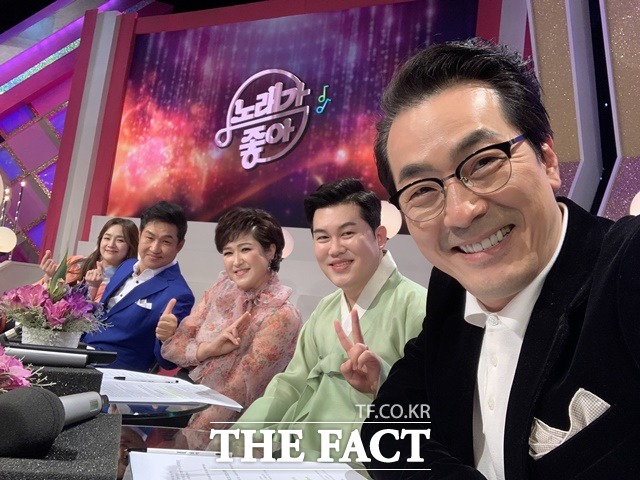 김한석의 매력은 유쾌한 순발력과 함께 정직하고 깨끗한 이미지. 그는 꾸준하고 반듯한 방송인으로 30년째 제자리를 지키고 있다. 사진은 KBS2 노래대결 프로그램 '노래가 좋아' 패널로 출연했을 당시 모습. /KBS2 '노래가 좋아'