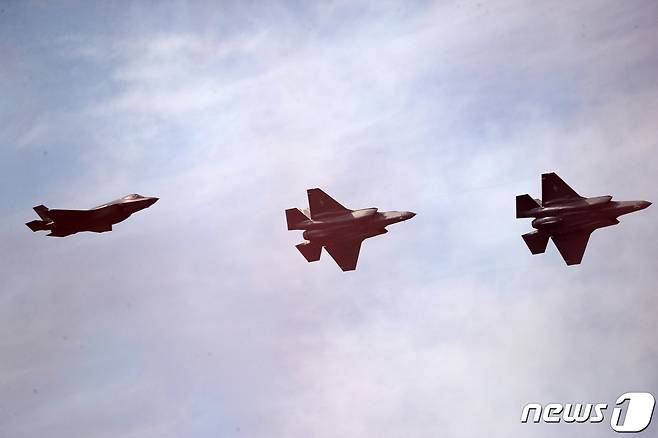 비행하는 공군 F-35A 스텔스 전투기. 2019.10.14/뉴스1