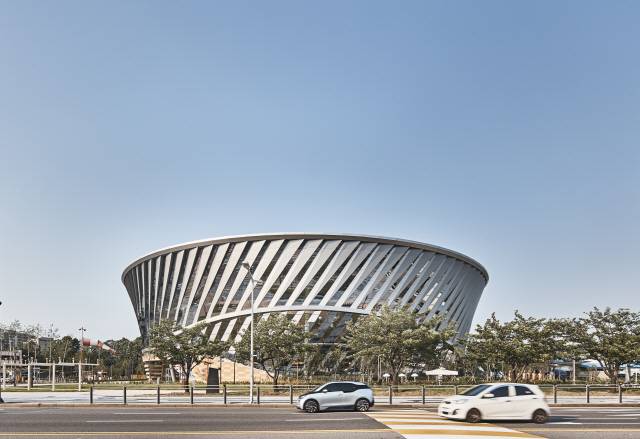 제트엔진의 날개를 형상화한 96개의 입면모듈이 원형의 전시공간을 감싸며 비행기의 터빈 형태를 완성했다. /사진제공=이남선 사진작가