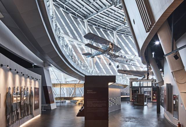 국립항공박물관의 1층과 2층을 연결하는 주관람동선 ‘에어워크’. /사진제공=이남선 사진작가